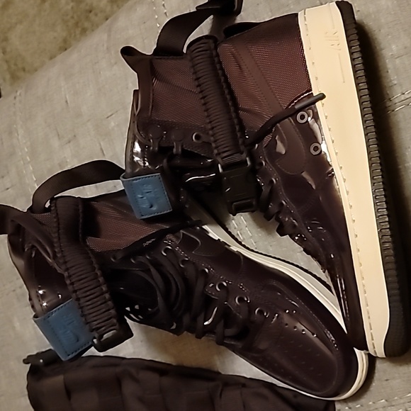 Nike shoes with matching Nike bag - Picture 3 of 8